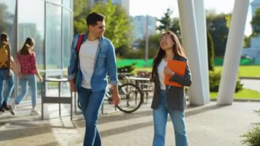 Melez, güzel, genç, komik bir çift öğrenci sabahın erken saatlerinde sokakta yürüyüp, derslerden önce konuşuyorlar. Akıllı nesil. Arkadaşlık. İletişim.