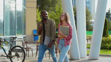 Afro-Amerikalı bir adam ve sokakta yürüyen beyaz bir kız. Melez bir çift komik dost üniversite kampüsünü tatil için terk ediyor..