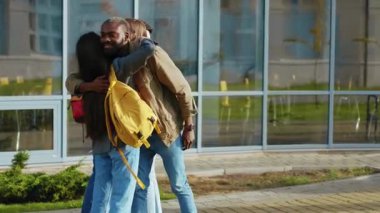 Arkadaşlık kavramı. Çok ırklı, heyecanlı erkekler ve kadınlar kolejden önce tanışırlar kucaklaşırlar, birbirlerine eşlik ederler. Nesil. Öğrenciler. Üniversite.