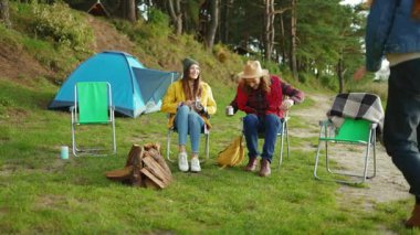 Karışık ırk arkadaşları doğada parti veriyor. Dört genç, köpekle gülümseyen birine sarılır. Göl kenarında tatil turizmi macerası. Yavaş çekim