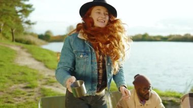 Günışığında hipster arkadaşları doğada diğer partilerde tanışmışlar. Dört genç, köpekle gülümseyen birine sarılır. Tatil turizmi macerası. Yavaş çekim