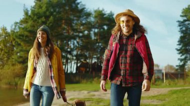 Yakın hippi arkadaşlar doğada birbirleriyle tanışırlar. Dört genç gün ışığında köpekle gülümseyerek sarılır. Tatil turizmi macerası. Yavaş çekim