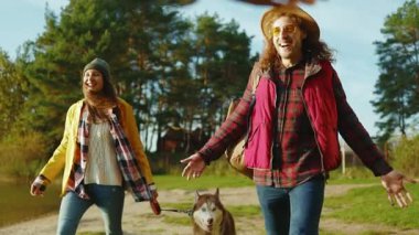 Kamp ateşinde dostça bir piknik. Mutlu arkadaşlar doğada barbekü partisi veriyor, genç adam ateşe odun ekliyor, dört genç insan komik konuşuyor, kız köpekle oynuyor. Açık hava piknik konsepti