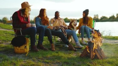 Hippiler kamp ateşinin yanında otururlar. Gençler oyunlar hakkında konuşurlar, köpeklerin gülümsemesiyle mutlu olurlar. Tatil turizmi macerası. Yavaş çekim