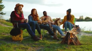 Göl kenarında şık arkadaşlar doğada kamp ateşinin yanında oturuyorlar. Gençler oyunlar hakkında konuşurlar, köpeklerin gülümsemesiyle mutlu olurlar. Tatil turizmi macerası. Yavaş çekim