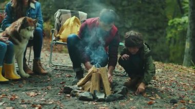 Sonbahar ormanlarında aile ve köpek manzarası