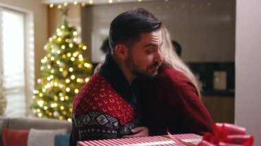 Çoklu etnik arkadaşların, ailelerine sarılarak evlerine kış tatilinin tadını çıkardıkları bir anı. Mutlu ol. Noel ağacı. Kutlama selamı. Yavaş çekim