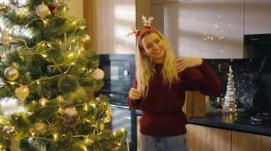 Mutlu çok ırklı arkadaşlar Noel ağacı süslemenin tadını çıkarıyorlar. Tatil hazırlığı. Kutlama. Mutlu noeller. Kış zamanı. Yavaş çekim