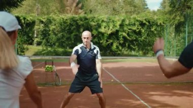 Genç oyuncular tenis maçından önce antrenörle atlamaya hazırlanıyorlar. Antrenman antrenmanı, spor salonu, spor salonu, erkek sporcu, spor salonu, yavaş çekimde kapanıyor.