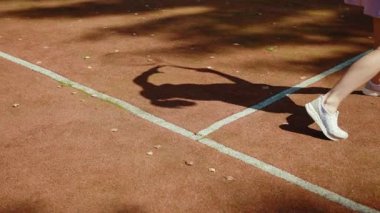 Spor ayakkabılı, spor ayakkabılı bir kadının spor salonunun gölgesi formasında tenis oynayarak genç etek dinlenme yarışması yavaş çekim antrenmanı yapıyor.