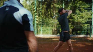 NEW YORK - 5 Nisan 2020: Kadın ve erkek tenis oynuyor açık hava sporcuları etkinlik oyunu spor giyim spor antrenmanı ve yaz tepki eğitmeni yavaş çekim