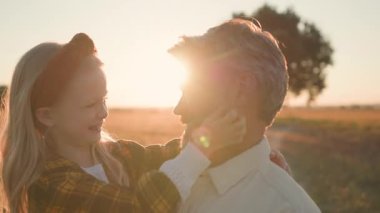 Sevimli aile anları. Neşeli bir anaokulu kızı babasının sakalına dokunuyor, birlikte eğleniyor ve gülümsüyor. Çok güzel bir portre. Doğal arkaplan.