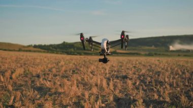 İnsansız hava aracı bir çiftliğin üzerinde zarifçe uçuyor, gelişmiş tarımsal teknolojiyi aktif olarak gösteriyor.