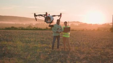 Uzmanlar günbatımında hassas tarım için gelişmiş insansız hava araçları kullanarak modern tarım uygulamalarını vurguluyorlar