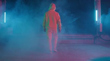 Gece gösterisi. Şık bir adam dumanlı çatıda yürüyor ve gece manzarası seyrediyor. Bboy hip hop yetenekli dansçısı savaşa hazırlanıyor..