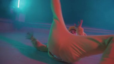 Yetenekli adam çatıda çeşitli hip hop serbest dans hareketleri yapıyor. Sokak sanatçısı, dans koreografisi gecesi performansı. Birinci kişi görünümü.