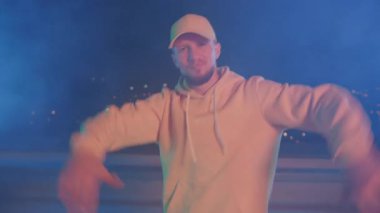 Portre stili, aktif break dansçı yetenekli dansçı kamera önünde gülümsüyor ve koreografi hareketleri sergiliyor. Dansçı. Sanatçı performansı.