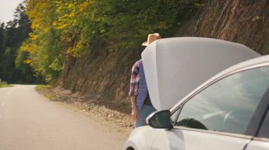 Beyaz sakallı, sakallı, araba durduran, motor hasarı yaşayan ve sinir bozucu bir adam. Araba arızası. Olay..