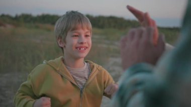 Eğlenceli eğitim seansı. Babası buğday tarlasında dururken boks yapan genç çocuklardan oluşan bir aile takımı. Gün batımı. Köy. Etkinlikler.