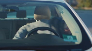 Kafkas sakallı hasta adam arabada oturmuş soğuk öksürüyor hapşırık alerjisi kağıt peçete sürme işine karışıyor. Hastalık. Sağlık hizmetleri kavramı.