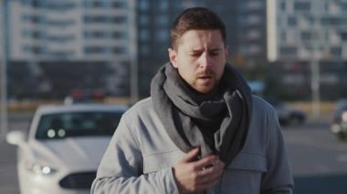 Salgın. Coronavirus. Sağlıksız, genç, beyaz, hapşırma alerjisi olan ve grip zatürresi belirtileri gösteren bir adam. Sağlık ve İlaç Hizmetleri.