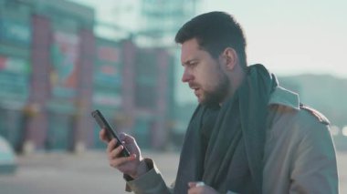 Beyaz, hasta ve çekici bir adam açık havada park yerinde gribe karşı telefon araması yapıyor. Sağlık hizmetleri. İnternet.