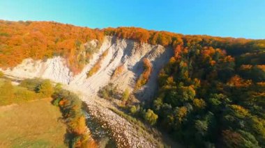 FPV 'nin güzel uçuşu ormanları ve dağları olan vahşi doğal bir manzaraya sahiptir. Resmedilmeye değer küçük kanyon manzarası. Gün doğumu. İlham.