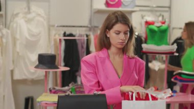 Alışverişkolik kız. Moda modeli. Modern giyim mağazasında gülümseyen genç ve şık bir kadının portresi..