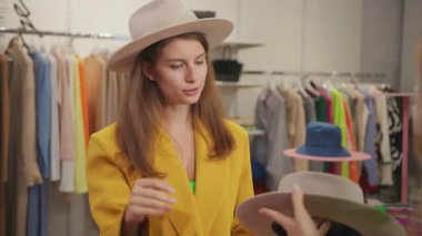 Mağazadan yeni kıyafetler alan iki güzel kız. Çekici genç bayan arkadaşlar pahalı elbiseler deniyorlar..