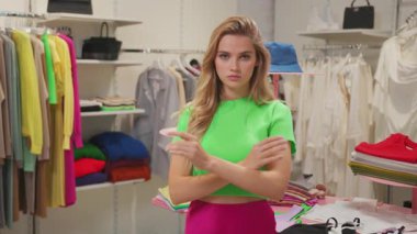 Alışveriş merkezinde kendine güvenen genç bayan alışveriş asistanı uzmanı. Güzel sarı saçlı başarılı kız lüks moda dükkanında..