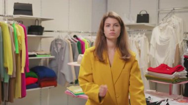 Lüks moda mağazasında kendine güvenen genç moda tasarımcısının portresi..