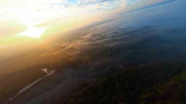 FPV 'nin uçan dronu doğaya ilham veriyor. Görkemli dağların üzerinde bedava uçuş, su manzarası ve günbatımı. Seyahat et. Macera.