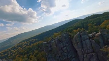 Resimli vahşi doğa manzarasının havadan uçuş görüntüsü. Muhteşem Dovbush manzarası tarihi eser sarsıyor. Karpat Dağları. Ukrayna 'nın varış yeri. FPV.