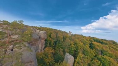 Dağlarda manevra kabiliyeti olan FPV uçuşu, orman yeşil orman üzerinde uçmak vahşi doğa manzarası. Dovbush Kayaları. Ukraynalı Karpatlar. Dağ gezisi. Hava görünümleri.