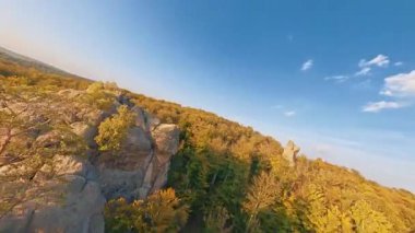 Carpathian dağlarında sinematik uçuş. Dovbush Kayaları. Ukrayna 'nın seyahat rotası. Hava İHA FPV görüntüleri.
