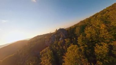 Manzaranın üzerinde inanılmaz FPV insansız hava aracı uçuşu. Renkli güzel orman, ilham verici doğa ve sonbahar havası. Dovbush harika. Karpat Dağları.