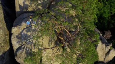 Romantik genç çift yürüyüşçülerin, turist gezginlerinin birlikte kayalara tırmanıp aile gezisinin keyfini çıkardıkları tepeden çekilmiş fotoğrafları. Gezgin çift..