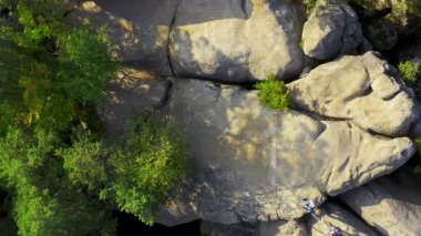Aktif aile genç çiftin vahşi doğada eski ve pürüzsüz kayalıklarda yürüyüş yaparken çekilmiş resmi. Vahşi yaşam macerası. Yürüyüş yolu.