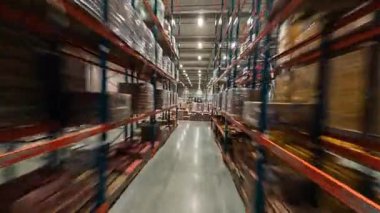 Lojistik merkezde hızlı FPV uçuşu. Teslimat malzemeleriyle dolu endüstriyel deponun hızlı hareket görüntüsü. Perakende deposu.
