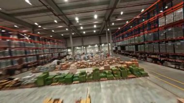 Lojistik park. Modern büyük perakende depo binasının içinde FPV uçuşu. İş sektörü. Ürün dağıtımı.