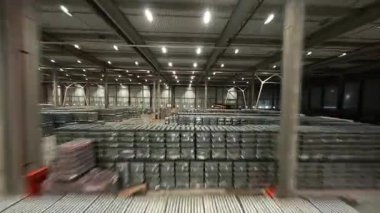 FPV uçuşu. Modern depo binasının hava hareketli görüntüsü. Teslimat malları olan büyük bir lojistik merkezi. Karton kutular ve paketler.