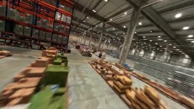 Lojistik parktaki manevra kabiliyetli FPV helikopter uçuşu. Raflardaki sıra sıra mal, karton kutular ve paketler. Perakende deposu. Depo.