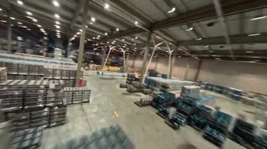 Lojistik merkezi. Büyük bir depo. FPV insansız hava aracı teslimat kutularıyla büyük endüstriyel depolama binasının görüntüsü. Perakende deposu. Lojistik kavramı.