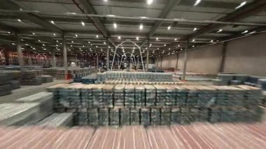 Modern depoda hızlı uçuş. Teslimat malzemeleriyle dolu büyük bir sanayi binası. Lojistik Park Ürün Dağıtım Merkezi. Havadan FPV görünümü.