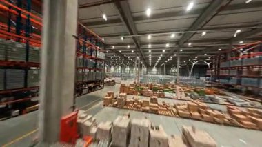FPV uçuşu lojistik merkezine. Teslimat malları ile dolu modern büyük mağaza binası. Endüstriyel depo. Hava görünümü hız uçuşu.