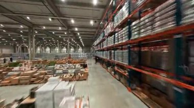 Depo. Modern lojistik depolama FPV insansız hava aracı görüntüsü. Sanayi malları dağıtım merkezi. İş sektörü. Perakende deposu.