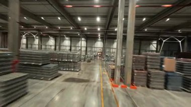 Modern lojistik merkezin FPV uçuş görüntüsü. Çalışan işçilerle birlikte endüstriyel ürün dağıtım deposu. Perakende deposu.