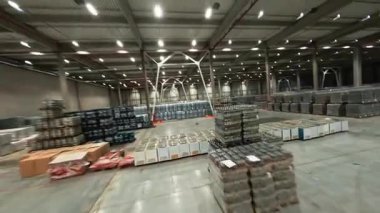 FPV görüntüsü endüstriyel modern deponun içinde. Büyük bir lojistik parkı. Ürün dağıtım merkezi binası ve teslimat malları.
