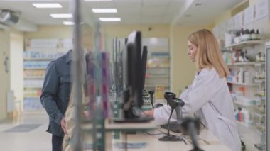 Genç ve tatlı kızı eczaneye gelen olgun beyaz bir baba. Eczacı kadın işçi eczanede modern tıp ürünlerine danışmanlık yapıyor..