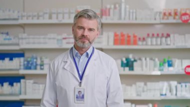 Portre modern eczane doktoru profesyonel danışman eczacıda poz veriyor. Eczanede. Sağlık görevlileri. Tıp sektörü.